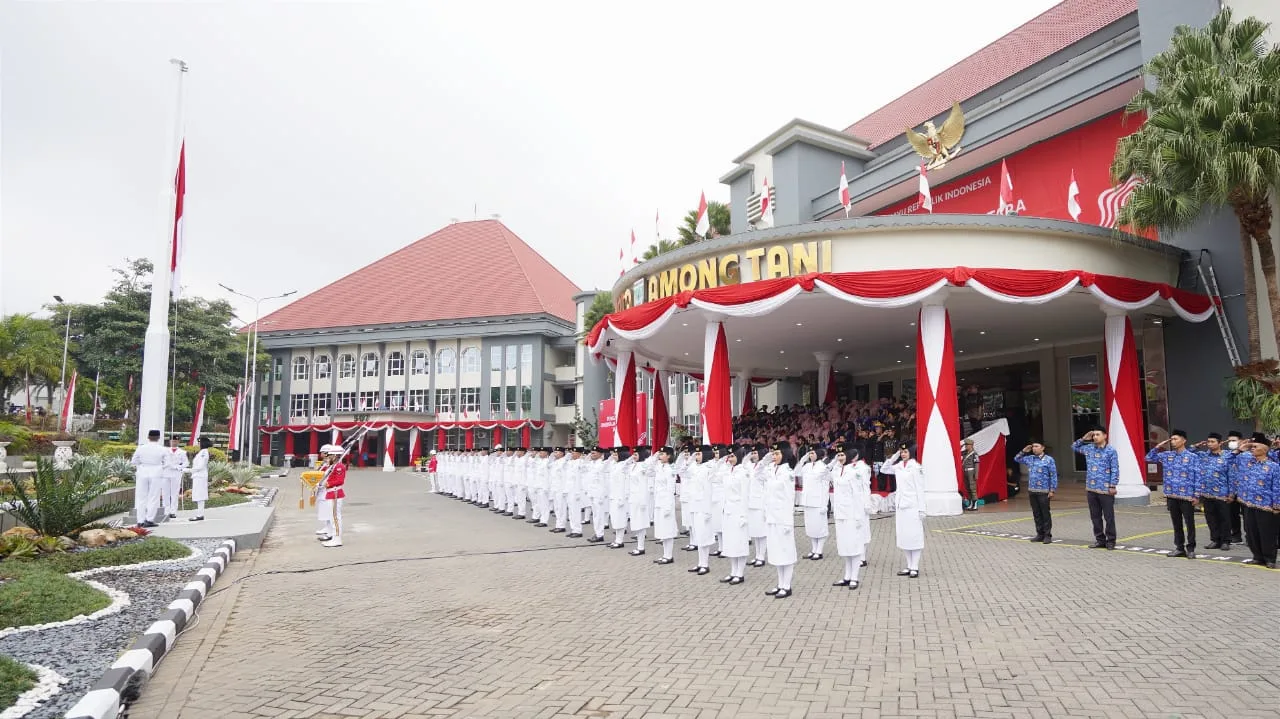 Proses pengibaran bendera merah putih di Balai Kota Among Tani Kota Batu. Foto: Diskominfo Kota Batu