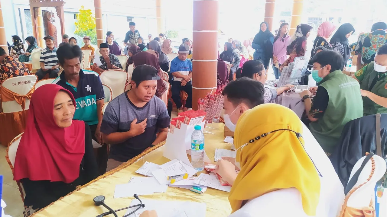Suasana pelayanan kesehatan gratis oleh RSUD Karsa Husada di wilayah terpecil di Desa Pagersari, Ngantang, Malang. Foto: Azmy