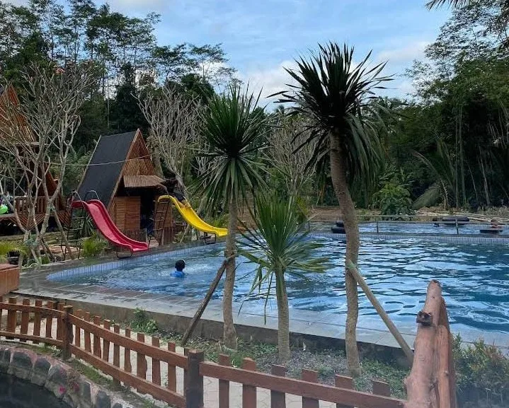 Suasana wisata Lembah Asri yang tampak tenang. Foto: Gmaps, Tsania Syahriani