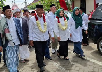 Sanusi dan Lathifah Shohib tiba di Kantor KPU Kabupaten Malang. Foto: Aisyah Nawangsari Putri