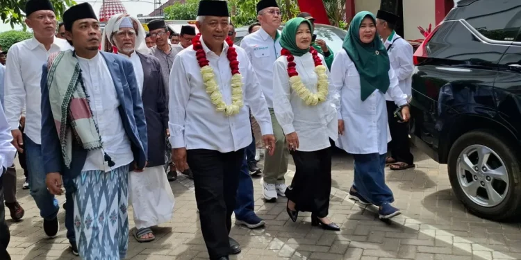 Sanusi dan Lathifah Shohib tiba di Kantor KPU Kabupaten Malang. Foto: Aisyah Nawangsari Putri