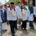 Sanusi dan Lathifah Shohib tiba di Kantor KPU Kabupaten Malang. Foto: Aisyah Nawangsari Putri