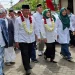 Sanusi dan Lathifah Shohib tiba di Kantor KPU Kabupaten Malang. Foto: Aisyah Nawangsari Putri