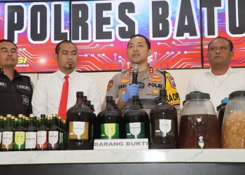 Kapolres Batu AKBP Andy Yudha Prananta saat menunjukkan barang bukti miras jenis wine ilegal diduga milik petinggi partai. Foto: Polres Batu