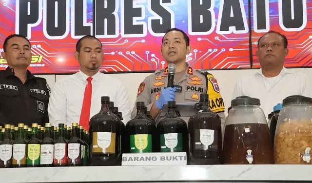 Kapolres Batu AKBP Andy Yudha Prananta saat menunjukkan barang bukti miras jenis wine ilegal diduga milik petinggi partai. Foto: Polres Batu