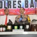 Kapolres Batu AKBP Andy Yudha Prananta saat menunjukkan barang bukti miras jenis wine ilegal diduga milik petinggi partai. Foto: Polres Batu