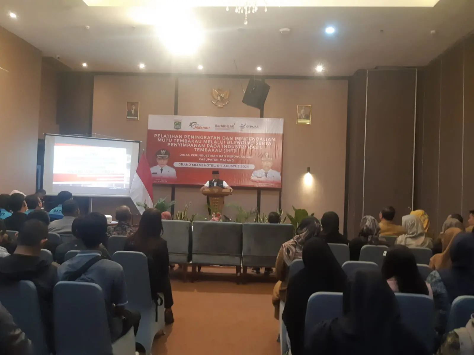 Bupati Malang, HM Sanusi saat membuka pelatihan peningkatan dan pengendalian mutu tembakau di Grand Miami Hotel, Malang. (Foto/M Sholeh)