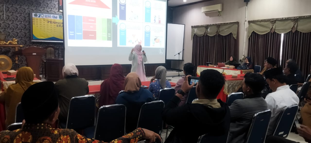 Kegiatan pemaparan materi oleh Dr. Rochmawati, M.Pd./Foto: Tim Dosen Administrasi Pendidikan UM.