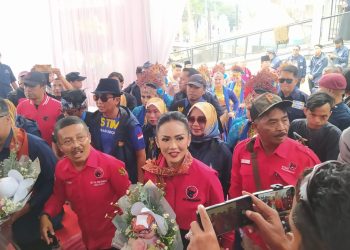 Kris Dayanti dan Mas Dewa saat mendatangi KPU Kota Batu diantar arak-arakan pendukungnya. Foto: Azmy