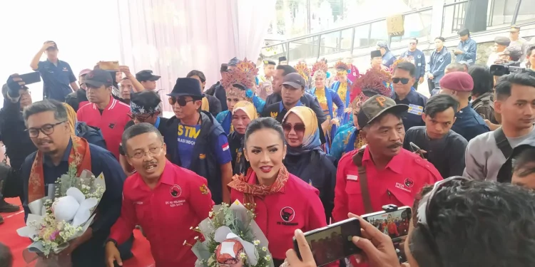 Kris Dayanti dan Mas Dewa saat mendatangi KPU Kota Batu diantar arak-arakan pendukungnya. Foto: Azmy