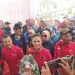 Kris Dayanti dan Mas Dewa saat mendatangi KPU Kota Batu diantar arak-arakan pendukungnya. Foto: Azmy