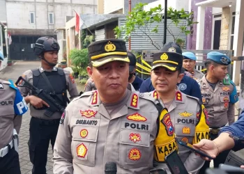 Kabid Humas Polda Jatim, Kombes Pol Dirmanto, saat menyampaikan temuan bahan kimia peledak oleh Densus 88 di rumah terduga teroris di Kota Batu. Foto: Azmy