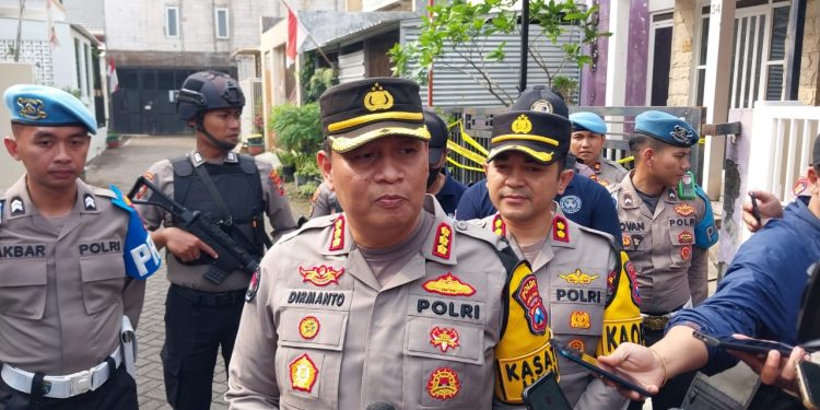 Kabid Humas Polda Jatim, Kombes Pol Dirmanto, saat menyampaikan temuan bahan kimia peledak oleh Densus 88 di rumah terduga teroris di Kota Batu. Foto: Azmy