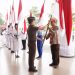 Pj Wali Kota Batu, Aries Agung Paewai, membagikan bendera merah putih untuk target mengibarkan 7.900 bendera di Kota Batu selama HUT RI ke-79. Foto: Prokopim KWB