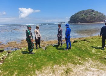 Pencarian pemancing yang hilang di Pantai Tanjung Sirap. Foto: Satpolairud Polres Malang