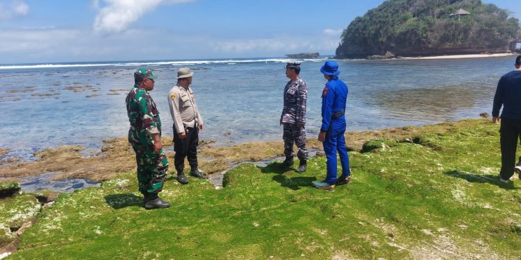 Pencarian pemancing yang hilang di Pantai Tanjung Sirap. Foto: Satpolairud Polres Malang