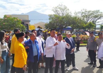 Pasangan Firhando Gumelar dan H. Rudi atau pasangan GURU saat mendatangi KPU Kota Batu untuk mendaftarkan diri sebagai pasangan calon Wali Kota. Foto: Azmy