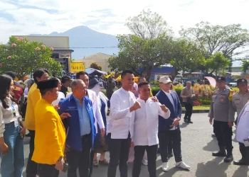Pasangan Firhando Gumelar dan H. Rudi atau pasangan GURU saat mendatangi KPU Kota Batu untuk mendaftarkan diri sebagai pasangan calon Wali Kota. Foto: Azmy