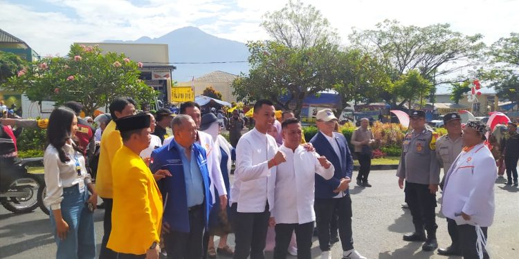 Pasangan Firhando Gumelar dan H. Rudi atau pasangan GURU saat mendatangi KPU Kota Batu untuk mendaftarkan diri sebagai pasangan calon Wali Kota. Foto: Azmy