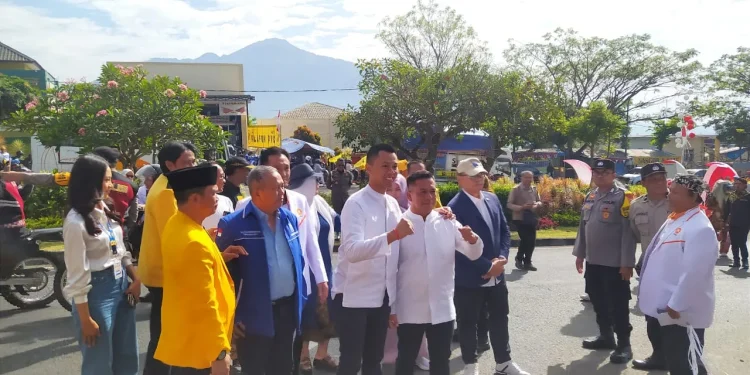 Pasangan Firhando Gumelar dan H. Rudi atau pasangan GURU saat mendatangi KPU Kota Batu untuk mendaftarkan diri sebagai pasangan calon Wali Kota. Foto: Azmy