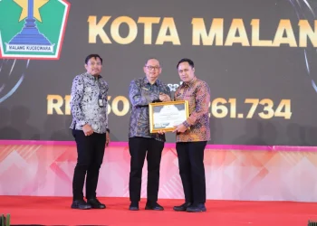 Pj Wali Kota Malang, Iwan Kurniawan, menerima penghargaan e-Purchasing Award Jatim 2024. (Foto/dok. Prokopim Setda Kota Malang)