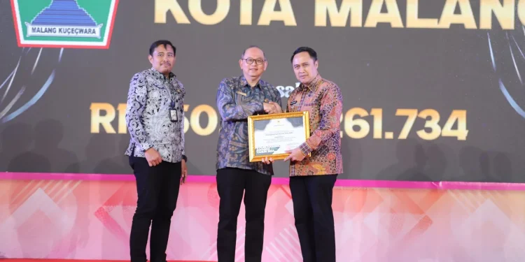 Pj Wali Kota Malang, Iwan Kurniawan, menerima penghargaan e-Purchasing Award Jatim 2024. (Foto/dok. Prokopim Setda Kota Malang)