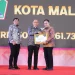 Pj Wali Kota Malang, Iwan Kurniawan, menerima penghargaan e-Purchasing Award Jatim 2024. (Foto/dok. Prokopim Setda Kota Malang)
