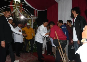 Abah Gunawan saat menyalami perwakilan penyandang disabilitas. Foto: dok.