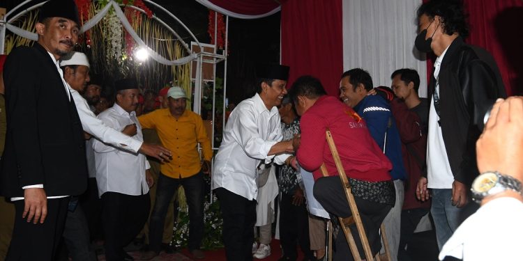 Abah Gunawan saat menyalami perwakilan penyandang disabilitas. Foto: dok.