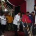 Abah Gunawan saat menyalami perwakilan penyandang disabilitas. Foto: dok.