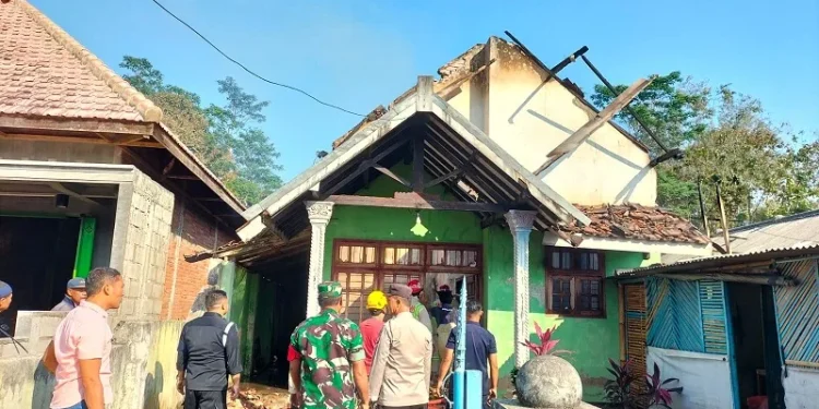 Rumah di Turen kebakaran akibat korsleting listrik. Foto: Polsek Turen