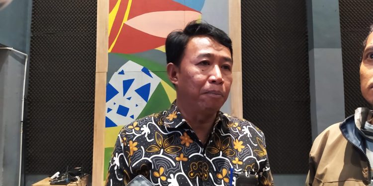Ketua KPU Kota Batu, Heru Joko Purwanto, menjelaska soal calon Wali Kota Batu yang mendaftarkan diri. Foto: Azmy