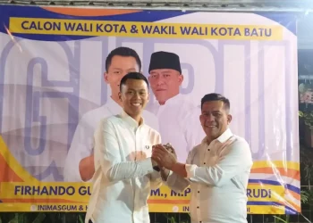 Firhando Gumelar dan Rudi, pasangan GURU saat deklarasi maju sebagai pasangan calon di Pilwali 2-2024 Kota Batu. Foto: Azmy