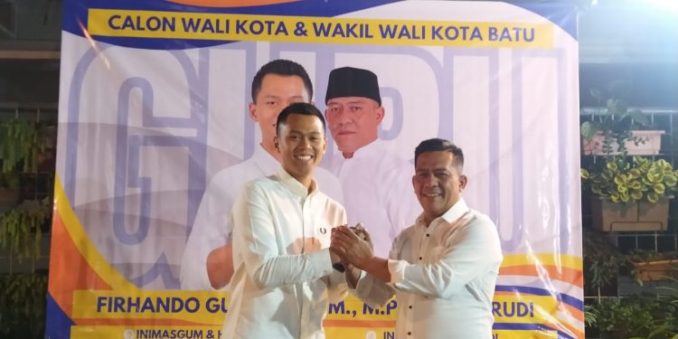 Firhando Gumelar dan Rudi, pasangan GURU saat deklarasi maju sebagai pasangan calon di Pilwali 2-2024 Kota Batu. Foto: Azmy