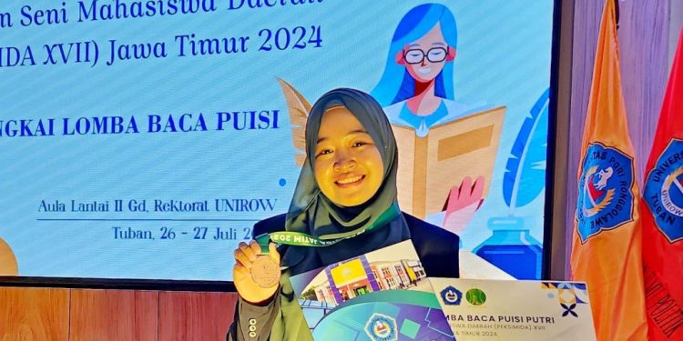 Nabila Mahda Susila sukses harumkan nama Universitas Negeri Malang di ajang Lomba Baca Puisi PEKSIMIDA. /Foto: dok.UM