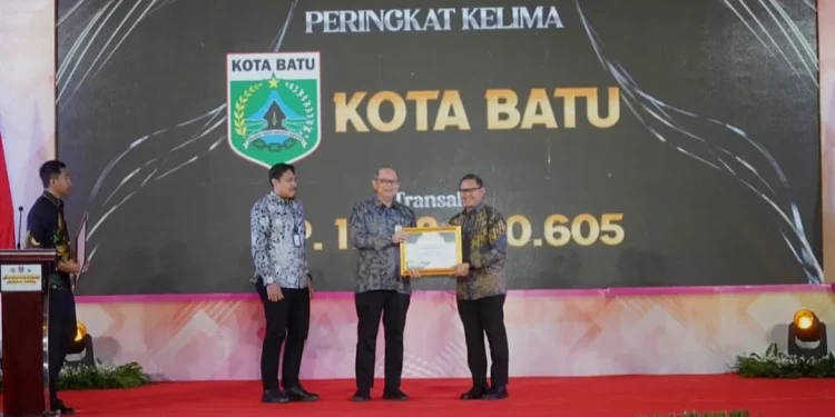 Pj Wali Kota Batu, Aries Agung Paewai, saat menerima penghargaan e-purchasing terbaik se-Jatim. Foto: Prokopim KWB