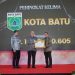 Pj Wali Kota Batu, Aries Agung Paewai, saat menerima penghargaan e-purchasing terbaik se-Jatim. Foto: Prokopim KWB