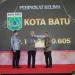 Pj Wali Kota Batu, Aries Agung Paewai, saat menerima penghargaan e-purchasing terbaik se-Jatim. Foto: Prokopim KWB