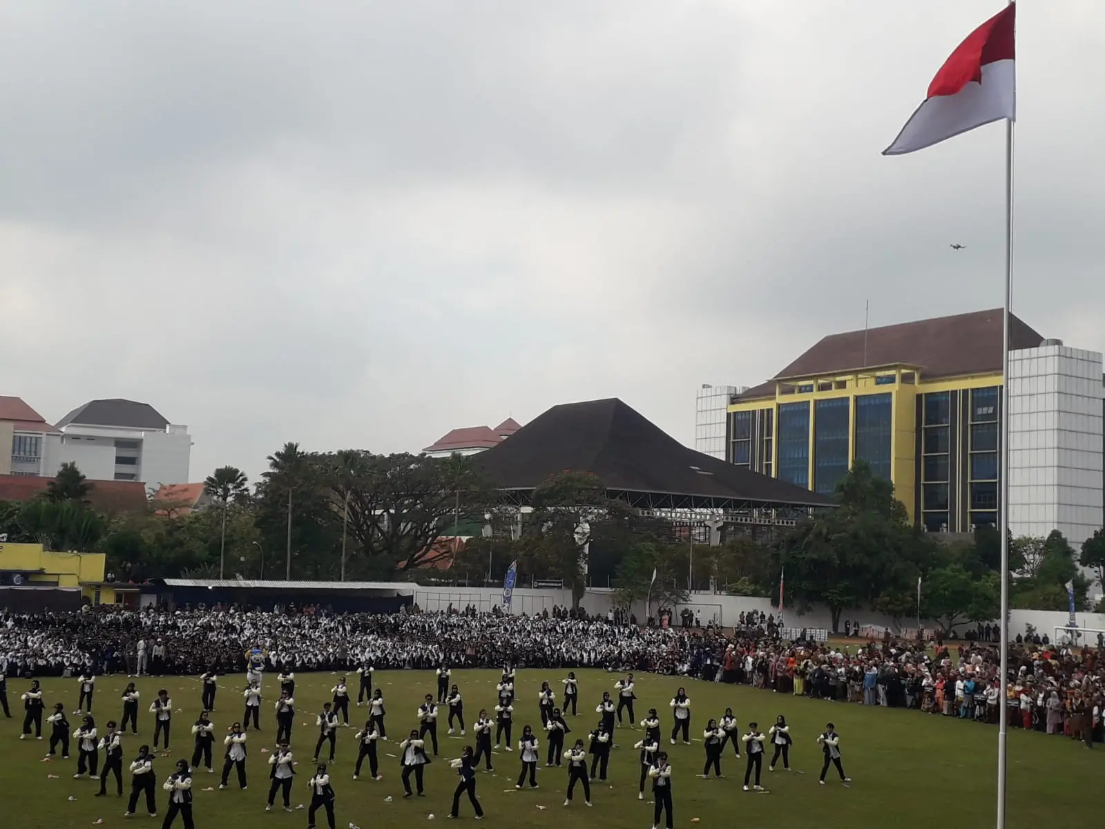 Pembukaan PKKMB di Kampus UM di Stadion Cakrawala UM pada Sabtu (17/8/2024). (Foto/M Sholeh)
