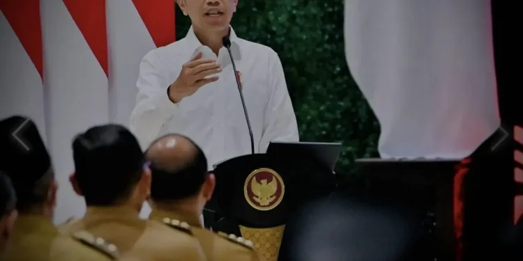 Presiden Jokowi memberikan pengarahan kepada para kepala daerah se-Indonesia di IKN. Pj Wali Kota Malang, Iwan Kurniawan, turut serta dalam acara tersebut. (Foto/Prokopim Setda Kota Malang)