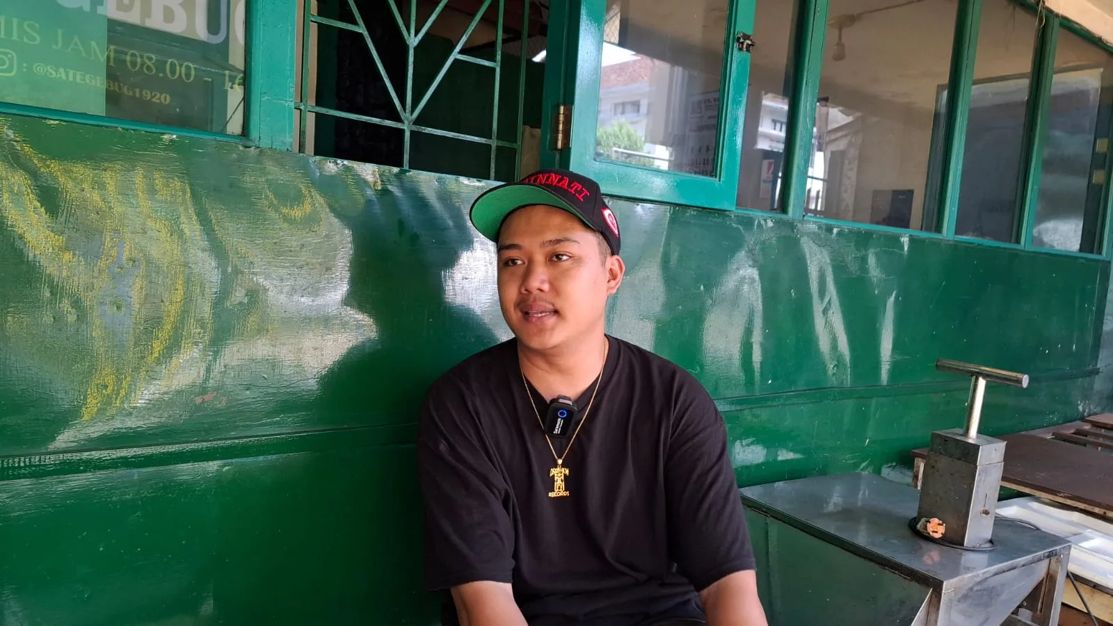 Generasi keempat pemilik Warung Sate Gebug, Achmad Kabir. Foto: Aisyah Nawangsari Putri