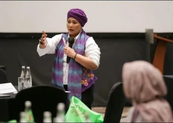 Profil Luluk Nur Hamidah (berhijab hijau), Cagub jagoan PKB yang vokal bersuara masalah perempuan kini bertarung di Pilgub Jawa Timur 2024./Foto: Tugujatim.id/ Izzatun Najibah.