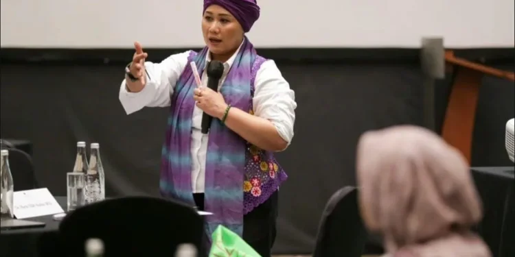 Profil Luluk Nur Hamidah (berhijab hijau), Cagub jagoan PKB yang vokal bersuara masalah perempuan kini bertarung di Pilgub Jawa Timur 2024./Foto: Tugujatim.id/ Izzatun Najibah.