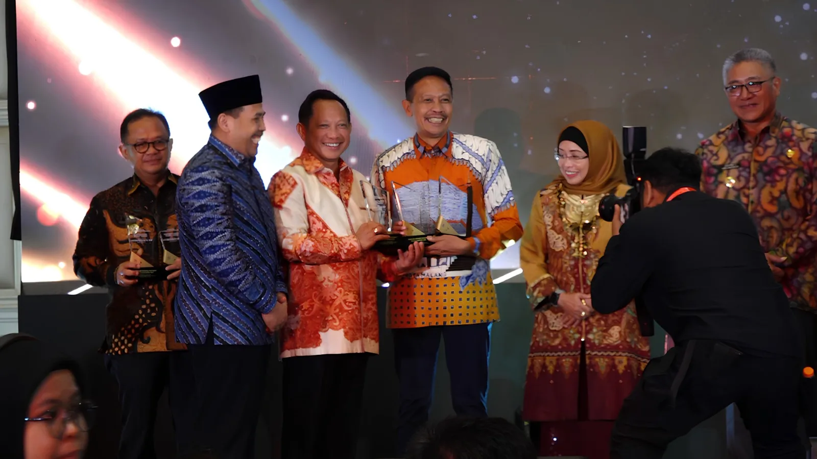 Dr. Ir. Wahyu Hidayat , M.M. saat menerima penghrgaan dari Menteri Dalam Negeri, Tito Karnavian di ajang Apresiasi Kinerja Penjabat Kepala Daerah tahun 2024 pada Jumat (30/08/24). Foto/dok for TM
