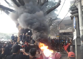 Situasi demo ribuan masa di depan gedung DPRD Kota Malang. (Foto/M Sholeh)