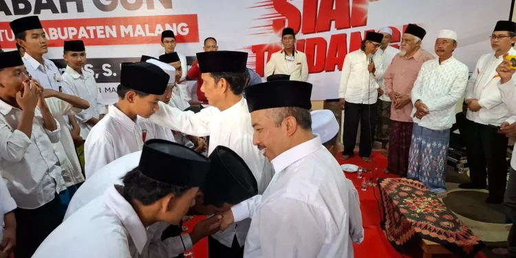 Abah Gunawan dan Dokter Umar beri santunan kepada anak yatim. Foto: Aisyah Nawangsari Putri