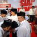 Abah Gunawan dan Dokter Umar beri santunan kepada anak yatim. Foto: Aisyah Nawangsari Putri