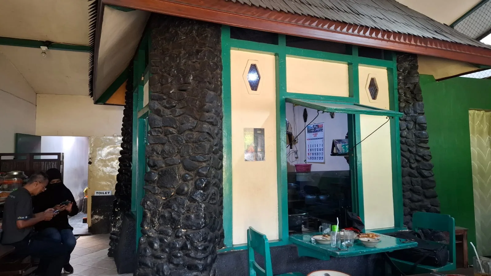 Bangunan Warung Sate Gebug yang dulunya digunakan sebagai toko es. Foto: Aisyah Nawangsari Putri