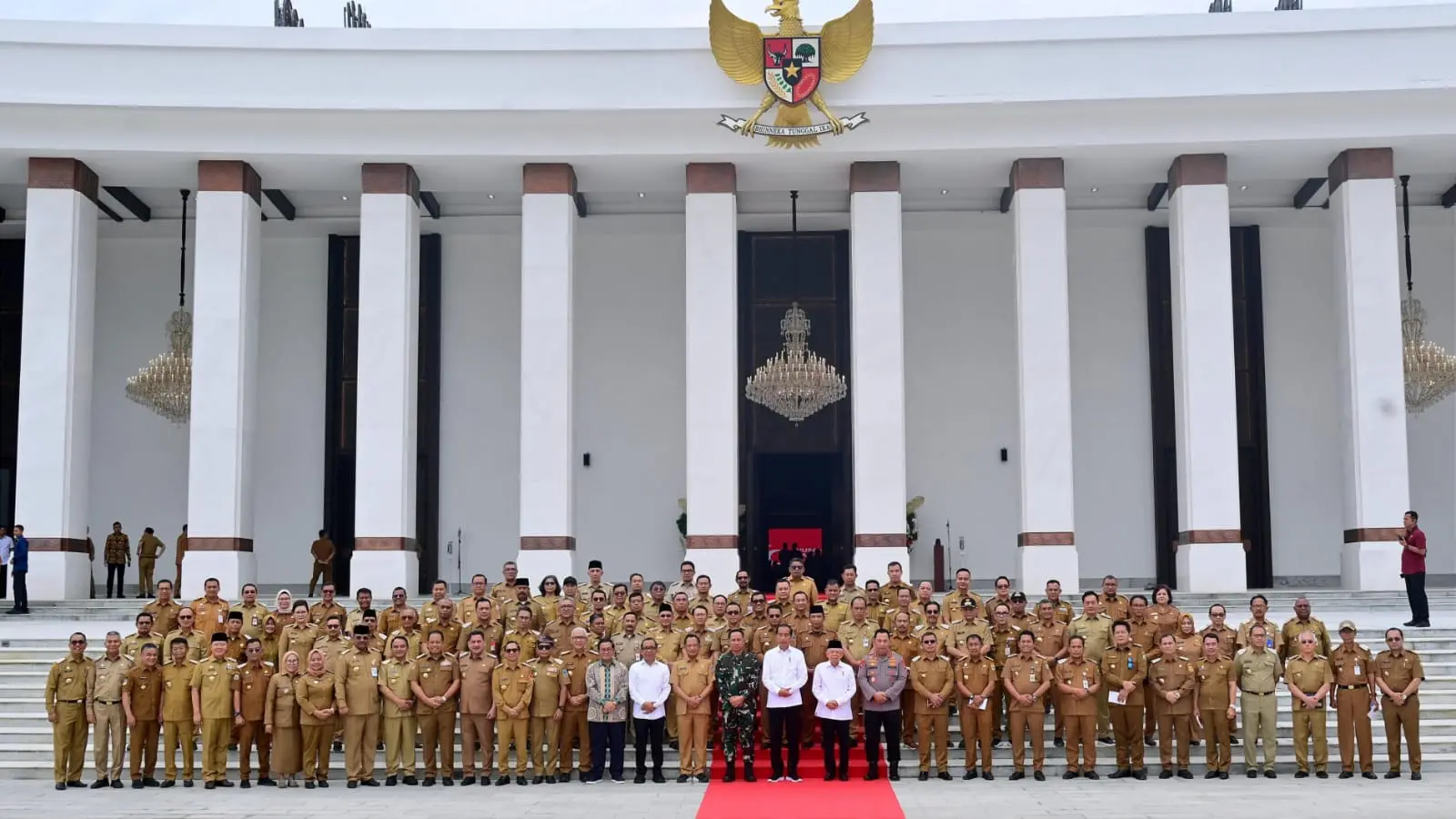 Foto bersama para kepala daerah di Indonesia di Istana Garuda IKN. Foto: Prokopim KWB