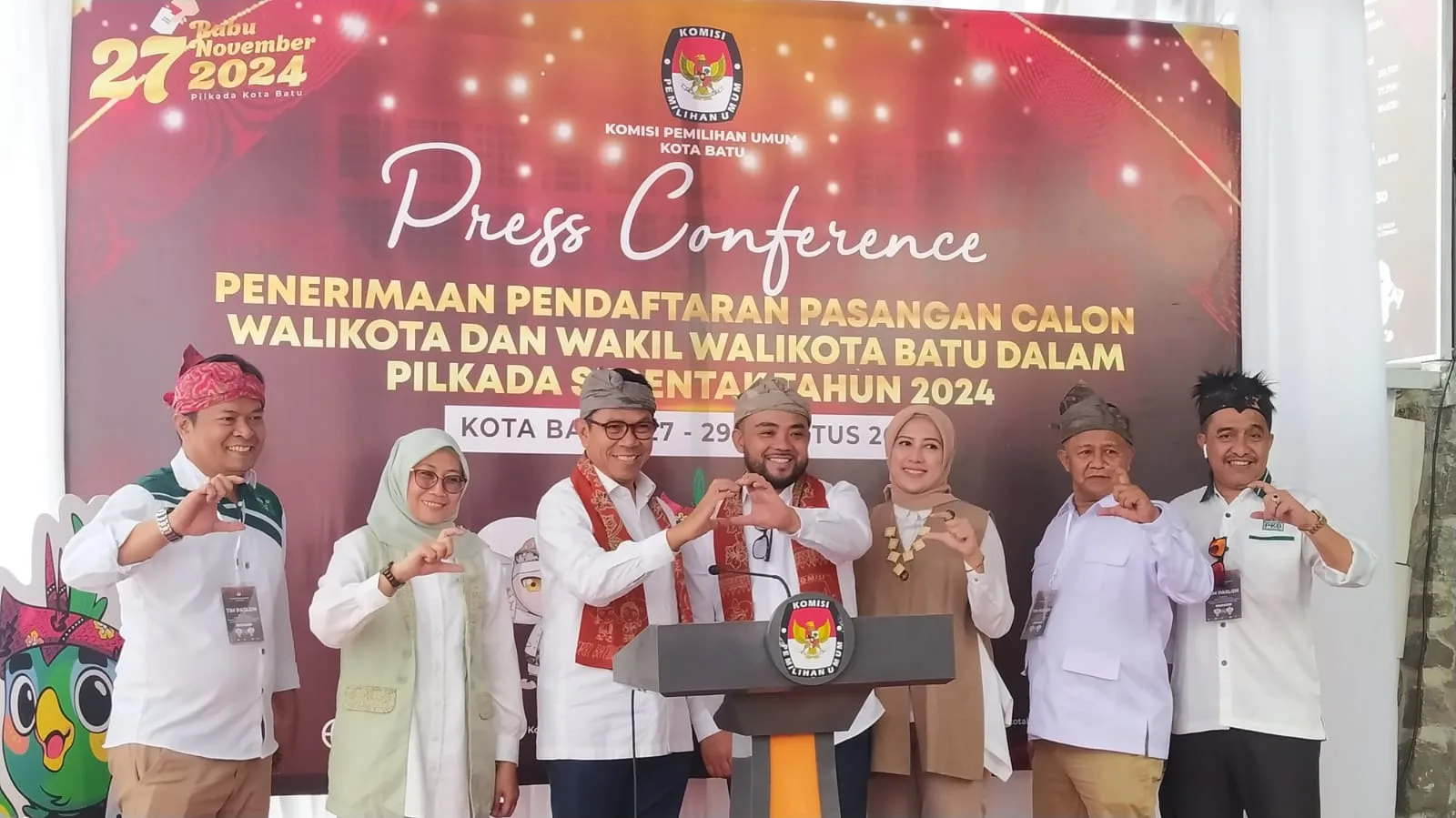 Pasangan Nurochman dan Heli Suyanto diiringi ratusan pendukungnya saat mendaftar ke KPU Kota Batu. Foto: Azmy